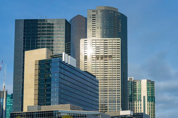 Zonovergoten Wolkenkrabbers Tegen Blauwe Hemel Achtergrond Moderne Architectuur Achtergrond — Stockfoto
