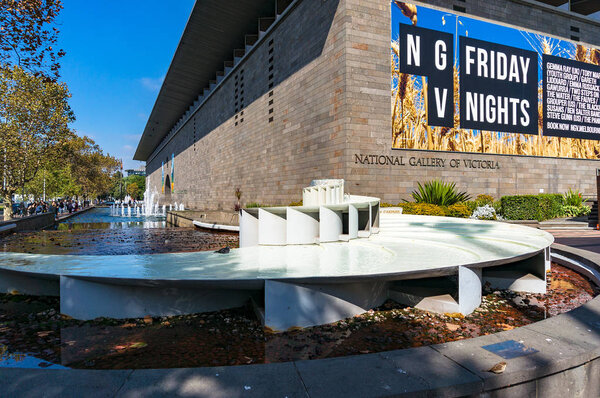 Мельбурн, Австралия - 18 апреля 2017 года: здание Национальной галереи Виктории с рекламой мероприятия пятничных вечеров в галерее и фойе
