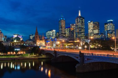 Princes Bridg ile Melbourne Merkez İş Bölgesi şehir manzarası