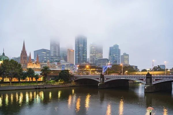 Melbourne paisagem urbana na manhã nebulosa — Fotografia de Stock