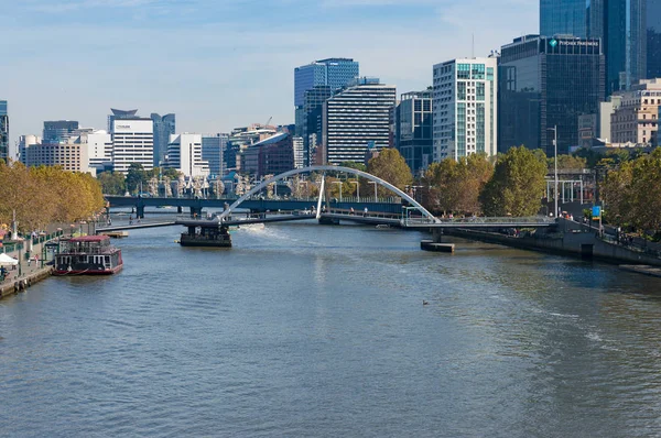 Bela paisagem urbana de Melbourne com ponte pedestre Southbank a — Fotografia de Stock