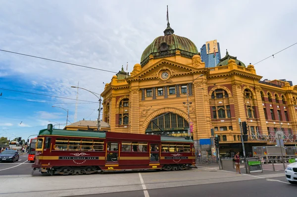 Tranvía histórico que pasa frente a la estación de Flinders Street — Foto de Stock