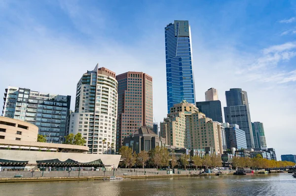 Panorama da paisagem urbana de Melbourne com vista para o rio Yarra — Fotografia de Stock