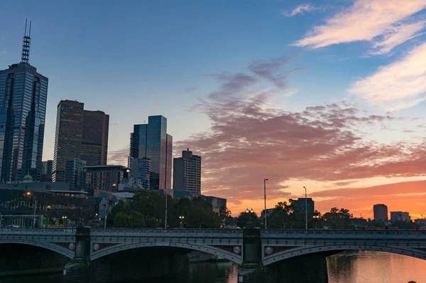 Melbourne centrul orașului peisaj cu cer de răsărit colorat pe ba — Fotografie, imagine de stoc