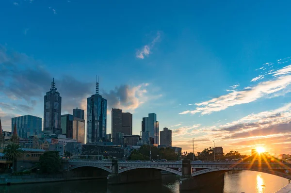 A pitoresca paisagem urbana de Melbourne ao nascer do sol — Fotografia de Stock