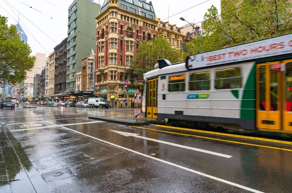 Melbourne tranvía en la calle Elizabeth en tiempo lluvioso — Foto de Stock