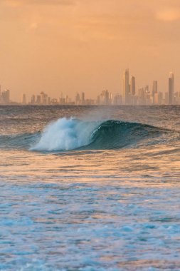 Bac ikonik Gold Coast gökdelenler ile güzel büyük dalga