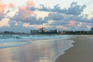 Gün batımında plaj manzarası