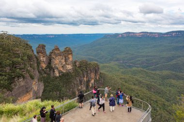 Echo'daki insanlar Three Sisters'ın bakış açısıyla dikkat çekiyorlar.