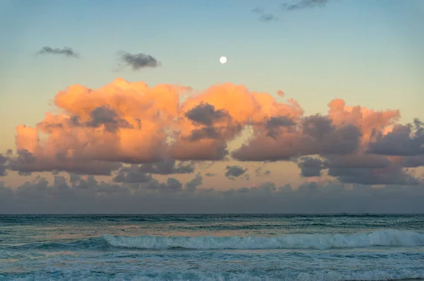 Belo oceano com céu colorido ao pôr do sol — Fotografia de Stock