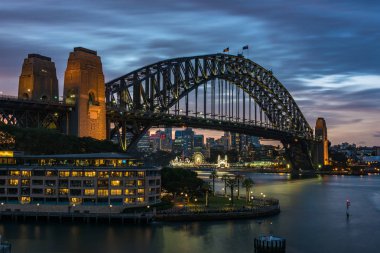Ünlü Sydney simgesi Sydney Harbour Bridge gece