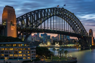 Sydney Harbour Köprüsü ve Milsons noktası mahalle gece