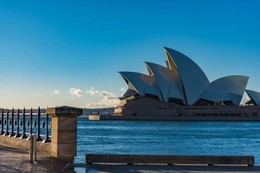 Güneşli günde Sydney Opera House dönüm noktası