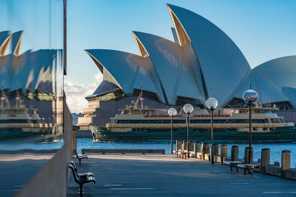 Opéra de Sydney et quai en bois le jour ensoleillé — Photo