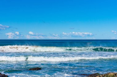 Güçlü dalgalar ve berrak gökyüzü ile Okyanus deniz manzarası