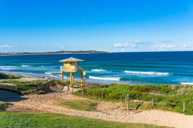 Kurtarma kulesi ve güzel okyanus manzarası ile plaj manzara