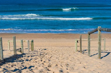Yüksek dalgalar ile plaj girişi ve güzel okyanus plaj manzarası