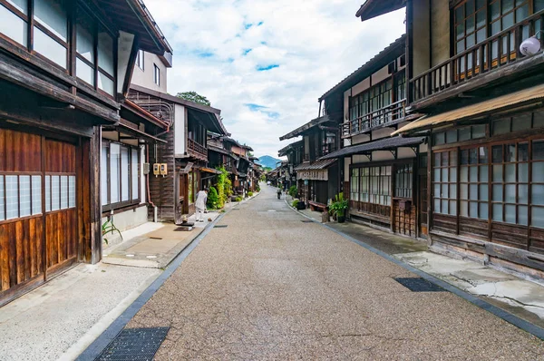 Main street with historic traditional Japanese wooden buildings — Stock Photo, Image