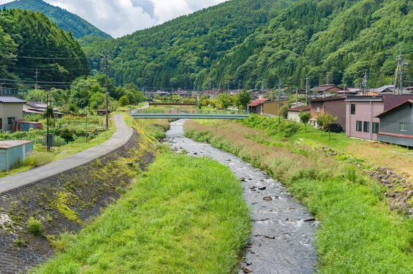 Paisaje rural con río y hierba verde — Foto de Stock