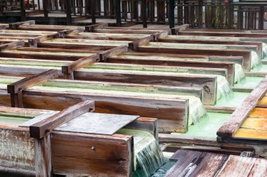 Yubatake onsen, sıcak kaynak ahşap kutular ve maden suyu.