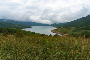 Bulutlu günde dağ gölü manzara