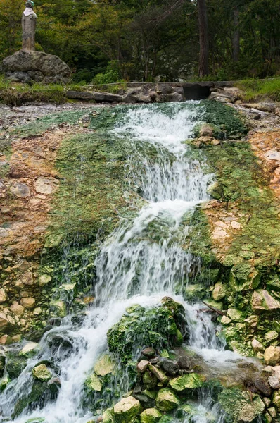 Rio de fluxo rápido sobre rochas — Fotografia de Stock