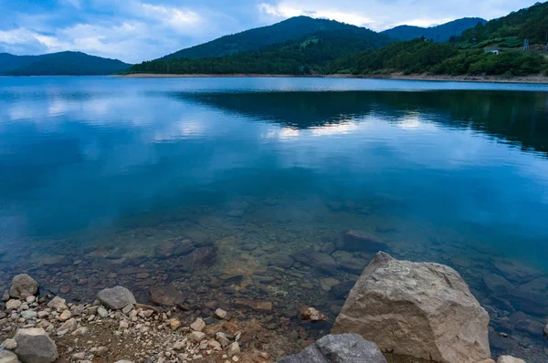 Rock shore and calm water of mountain lake — Stock Photo, Image