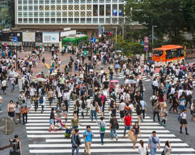 Tokyo'da ünlü Shibuya geçişi nde havadan görünüm