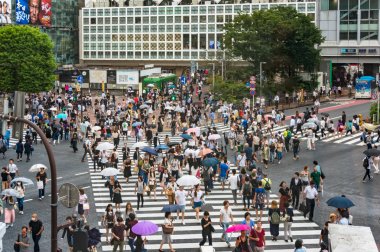 Toky ünlü Shibuya geçiş turist ve yerli kalabalıklar