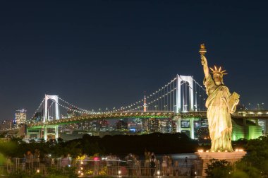 Gökkuşağı köprü ve Özgürlük Heykeli ile Tokyo şehir manzarası