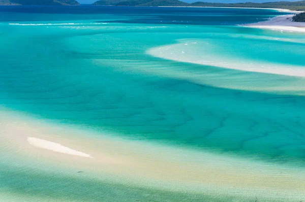 ターコイズブルーの水と砂浜のトロピカルラグーン — ストック写真