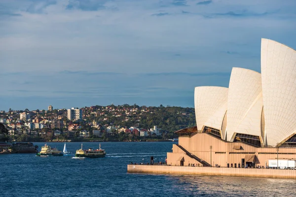 シドニーオペラハウス、ノースシドニーの街並みとフェリーボート — ストック写真