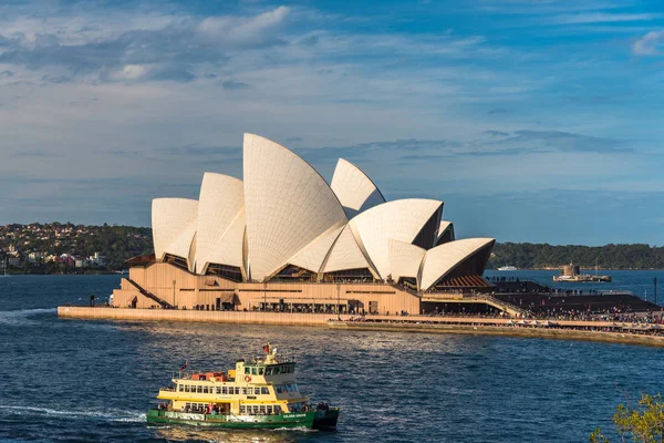 Sydney Opera House y ferry en el puerto de Sydney — Foto de Stock