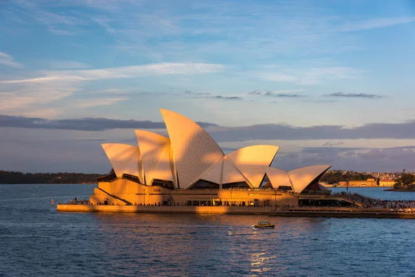Sydney Opera House al atardecer — Foto de Stock