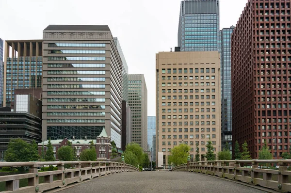 Stadsgezicht met hoge gebouwen en brede weg — Stockfoto