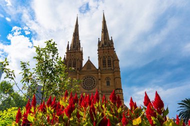Güneşli günde St Mary Katedrali dönüm noktası