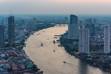 Alacakaranlıkta Bangkok şehrinin havadan görünümü