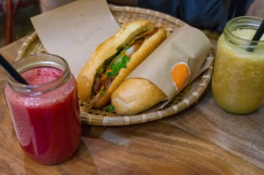Meyve yüzlü drin ile Geleneksel Vietnam Banh Mi sandviç