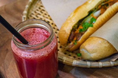 Meyve yüzlü drin ile Geleneksel Vietnam Banh Mi sandviç
