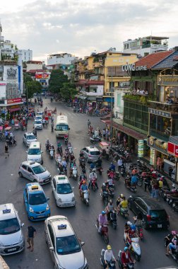 Hanoi şehir merkezinde yoğun trafik ile yoğun saat