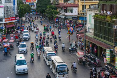 Hanoi şehir merkezinde yoğun trafik ile yoğun saat