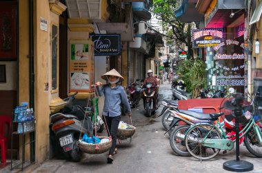 Hanoi sokakta Hawker sokak gıda satıcısı