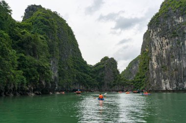 Halong Körfezi'nde Kayak Yapanlar