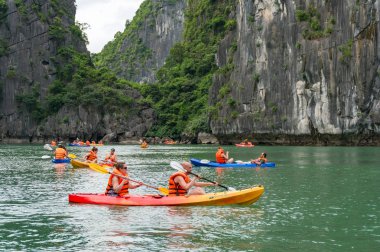 Halong Körfezi'nde Kayak Yapanlar