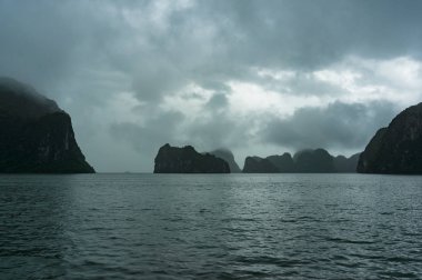 Sis üzerinde Halong Körfezi'nin karst adaları manzara