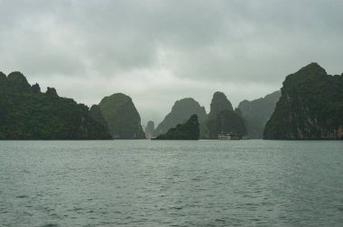 Halong Körfezi'nin dramatik karst adaları sis üzerinde