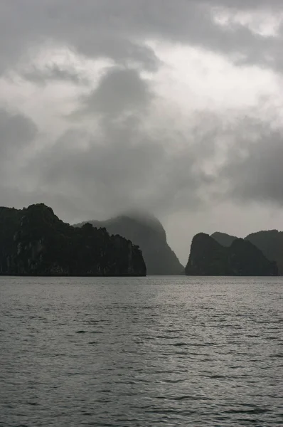 Dramatické krasové ostrovy Halungova zálivu při bouřlivé povětrnostním počasí — Stock fotografie