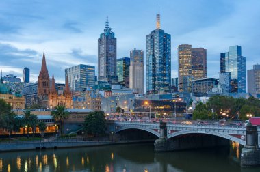 Melbourne Cbd, finans merkezi bölgesi ve Princes köprüsü