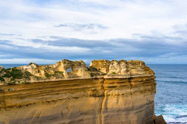 Güneşli günde razorback kaya oluşumu