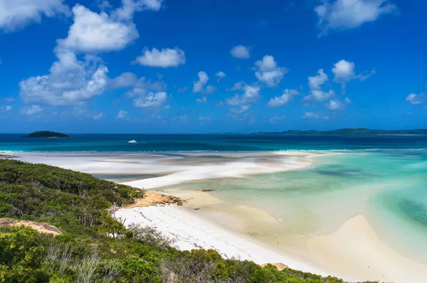 Paisagem tropical ilha com areia branca e azul-turquesa wat — Fotografia de Stock